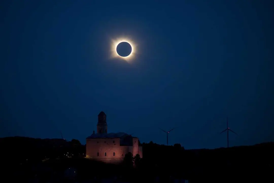 Corbera d&rsquo;Ebre durante el eclipse solar total de 2026, a 12 de agosto de 2026, en Tarragona, Catalunya (Espa&ntilde;a). Este es el primer eclipse total de Sol visible desde la pen&iacute;nsula Ib&eacute;rica en m&aacute;s de un siglo. La franja de totalidad cruza Espa&ntilde;a de oeste a e