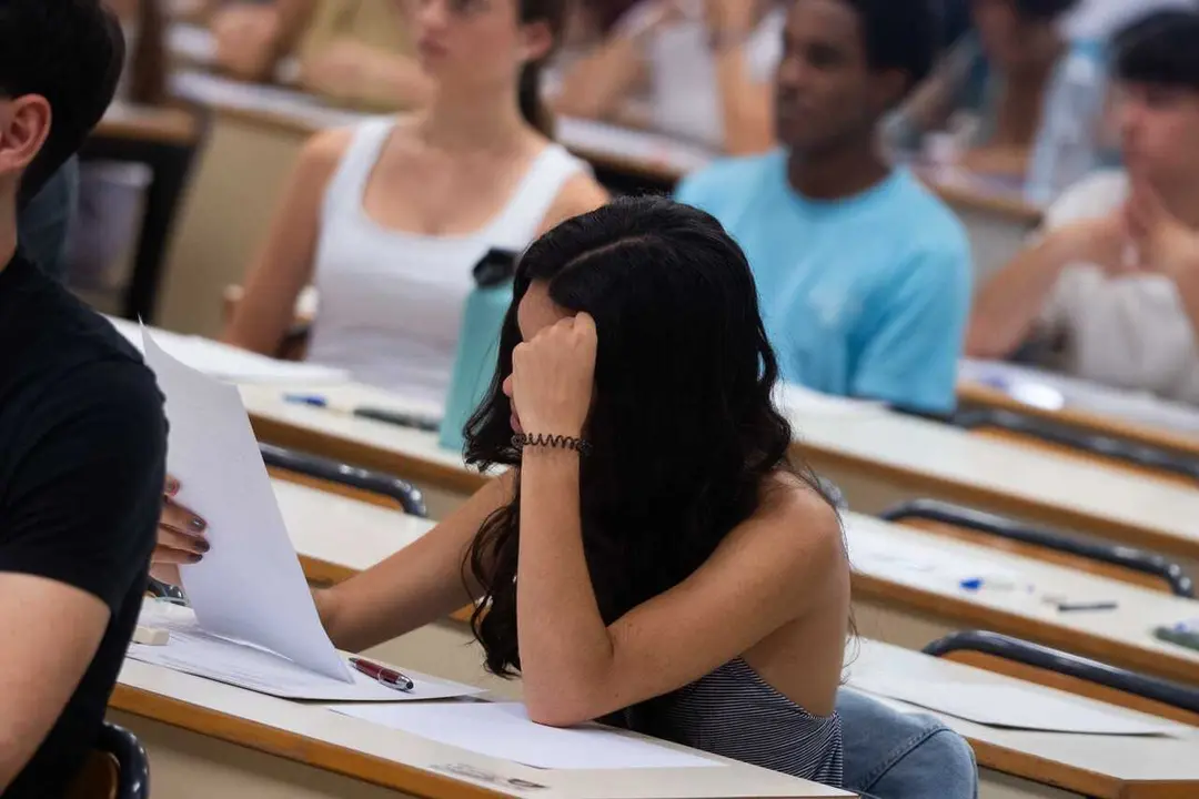 Archivo - Estudiantes de bachillerato acceden a la Universidad Polit&eacute;cnica de Valencia durante la convocatoria extraordinaria de EBAU, en la Universidad Polit&eacute;cnica de Valencia, a 1 de julio de 2025, en Valencia, Comunidad Valenciana (Espa&ntilde;a).
