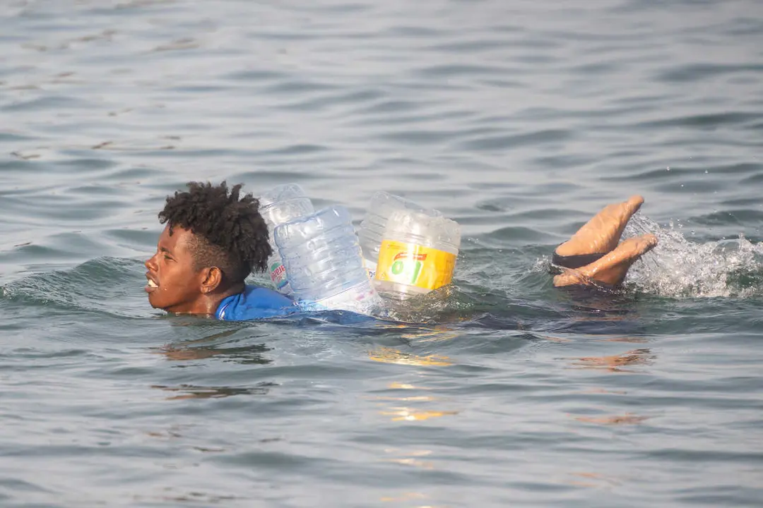 Un migrante intenta cruzar a Espa&ntilde;a desde Marruecos, a 31 de julio de 2026, en Ceuta (Espa&ntilde;a). 