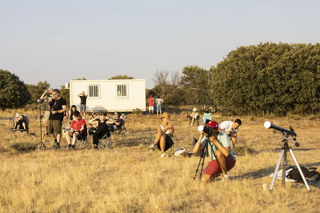 Varias personas durante el eclipse solar total de 2026, a 12 de agosto de 2026, en Sig&uuml;enza, Guadalajara, Castilla-La Mancha (Espa&ntilde;a). 