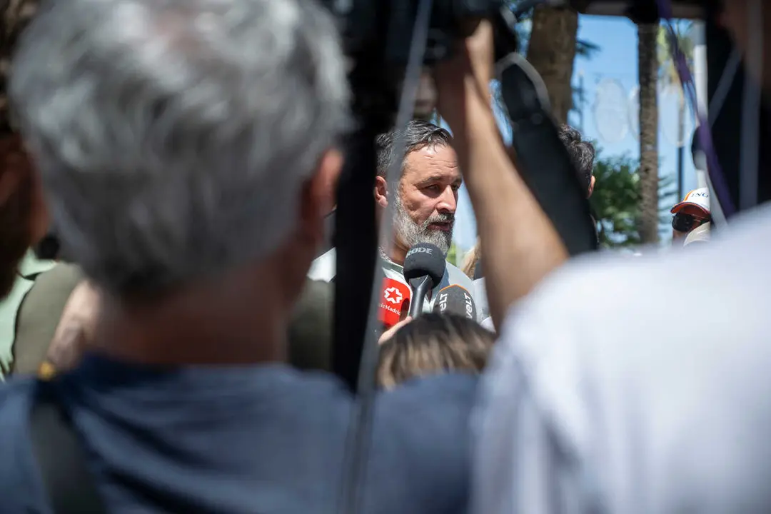 El presidente de VOX, Santiago Abascal, atiende a los medios, en la plaza de &Aacute;frica, a 2 de agosto de 2026, en Ceuta (Espa&ntilde;a). El presidente de VOX se encuentra en Ceuta para abordar las consecuencias de la crisis migratoria.