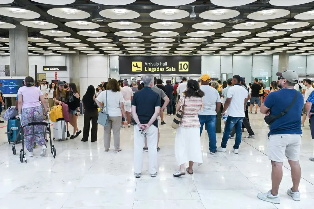 Varias personas en la zona de llegadas de la T4, a 9 de agosto de 2026, en Madrid (Espa&ntilde;a).