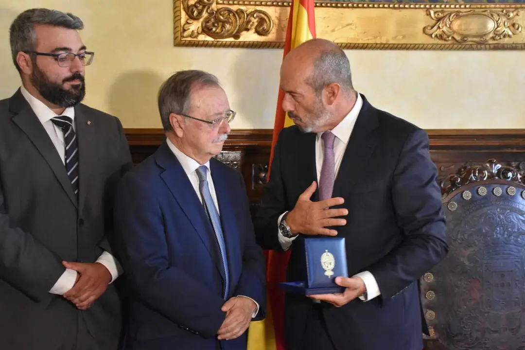 El presidente del Senado, Pedro Roll&aacute;n (d), es recibido por el presidente de Ceuta, Juan Jes&uacute;s Vivas (i), en el Palacio de la Asamblea, a 14 de agosto de 2026, en Ceuta (Espa&ntilde;a). 