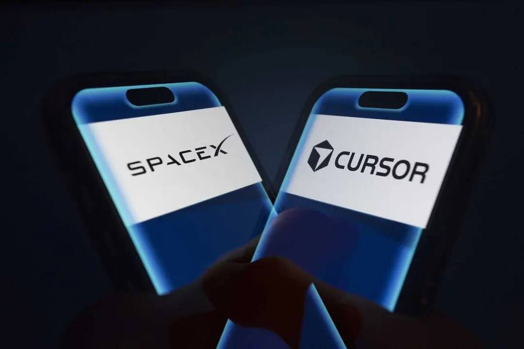 Archivo - 16 June 2026, Taiwan, Taichung: A hand holds a smartphone displaying the logos of SpaceX and Cursor. SpaceX to acquire Cursor for USD 60 Billion. Photo: Andre M. Chang/ZUMA Press Wire/dpa