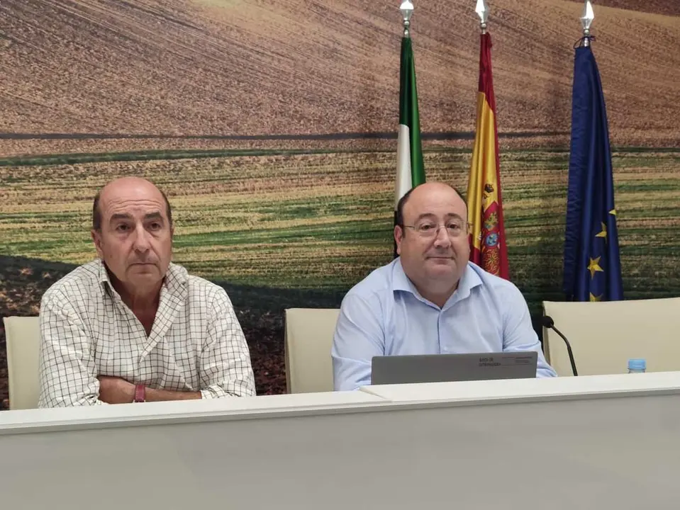El consejero de Agricultura, Ganader&iacute;a y Medio Natural, Juan Jos&eacute; Garc&iacute;a Garc&iacute;a, acompa&ntilde;ado por el director general de Agricultura y Ganader&iacute;a, Julio Antonio Rojas Pastor, en una comparecencia en la sede de la consejer&iacute;a.