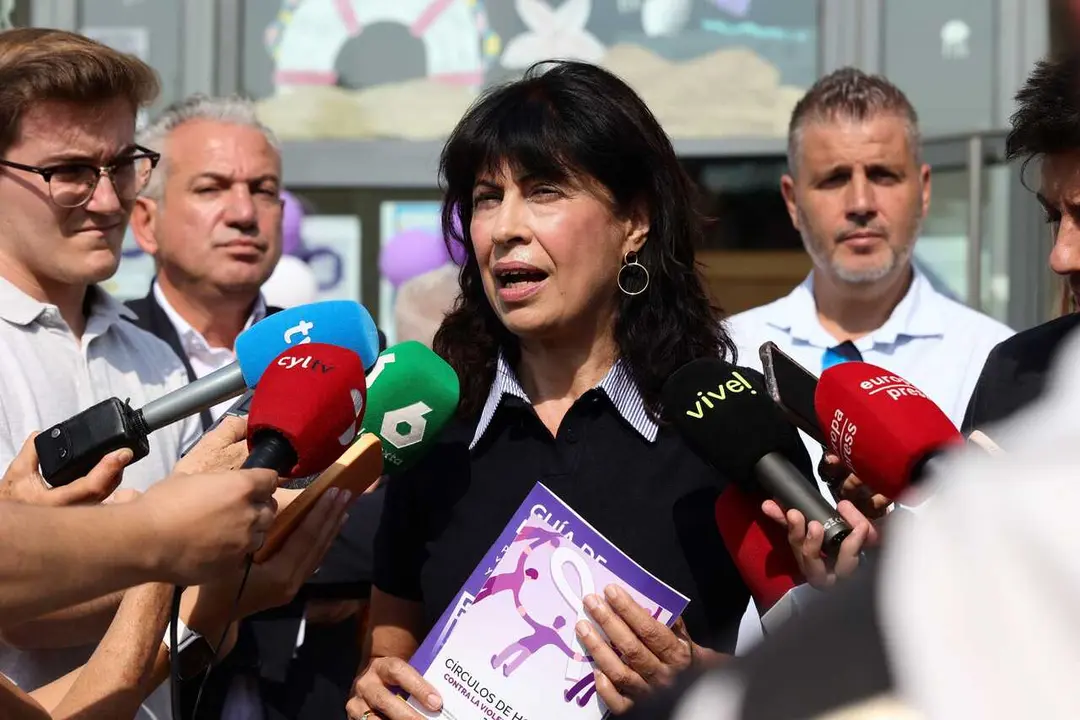 La ministra de Igualdad, Ana Redondo, atiende a los medios de comunicaci&oacute;n en Cabez&oacute;n de Pisuerga (Valladolid).