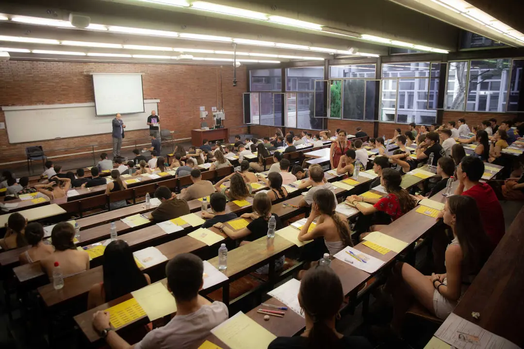 Archivo - Varios alumnos antes de comenzar uno de los ex&aacute;menes de las pruebas de acceso a la universidad del a&ntilde;o 2022 en Catalu&ntilde;a, en la Facultad de Econom&iacute;a y Empresa de la Universidad de Barcelona, a 14 de junio de 2022, en Barcelona, Catalu&ntilde;a (Espa&ntilde;a).