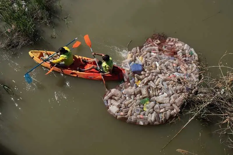 Greenpeace denuncia que el nuevo Reglamento Europeo de Envases 'se queda corto' y vigilar&aacute;n posible 'greenwashing'.