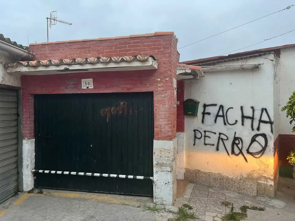 La AUGC denuncia una pintada en el garaje de un guardia civil en Ceuta con el mensaje 'facha perro'