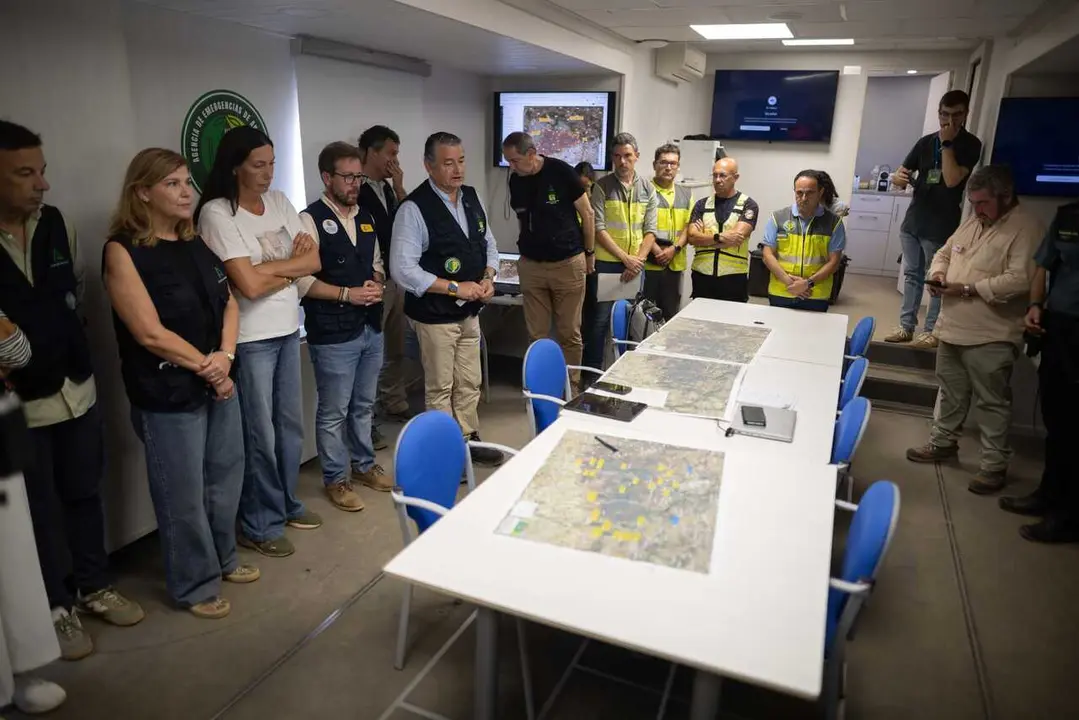 El vicepresidente primero de la Junta de Andaluc&iacute;a y consejero de Presidencia, Sanidad y Emergencias, Antonio Sanz, en el Puesto de Mando Avanzado del incendio de Niebla (Huelva).