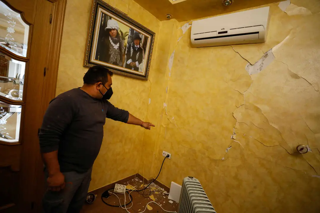Archivo - Un vecino de la localidad muestra las grietas causadas en su vivienda tras el terremoto de 4.4 grados con epicentro en Santa Fe (Granada). En Granada (Andaluc&iacute;a, Espa&ntilde;a), a 23 de enero de 2021.