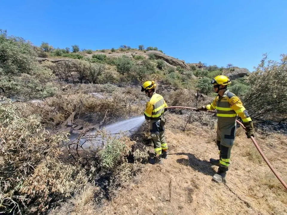 Archivo - El Infoar realiza labores de refresco en un incendio en Tamarite de Litera (Huesca)