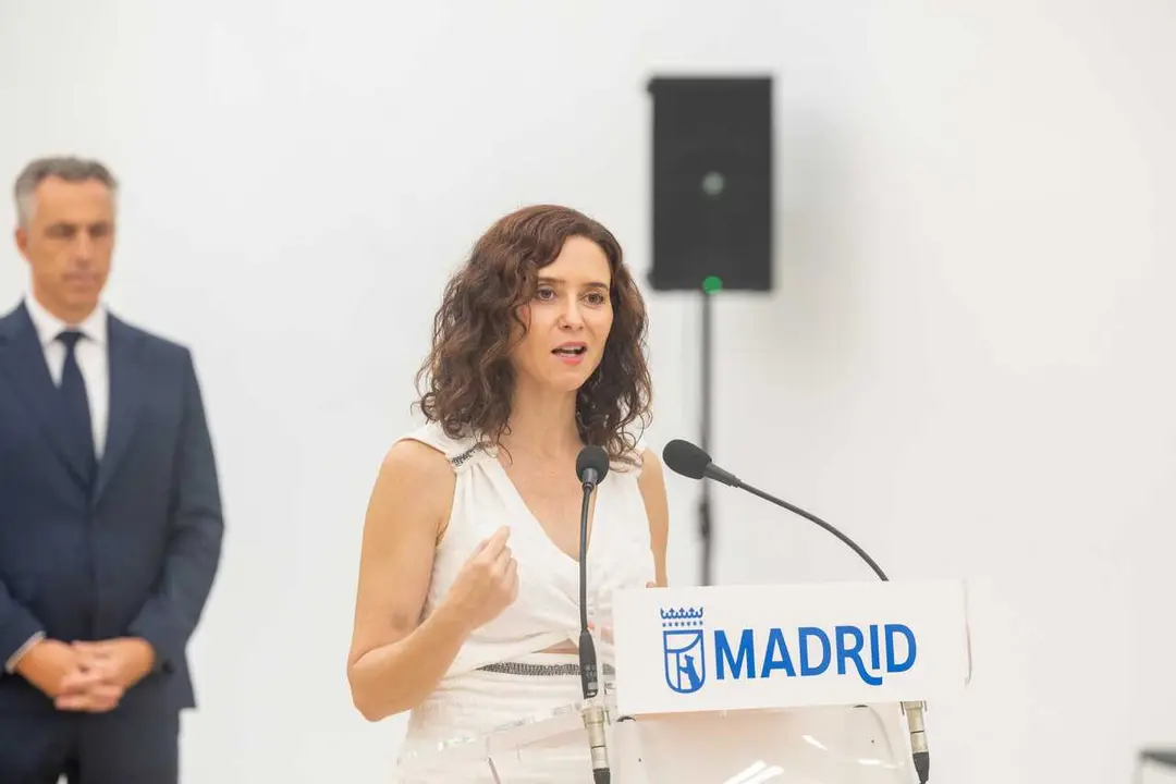 La presidenta de la Comunidad de Madrid, Isabel D&iacute;az Ayuso, atiende a los medios de comunicaci&oacute;n tras el acto de entrega de las &lsquo;Palomas de Bronce de Bomberos de Madrid 2026&rsquo;, en el Centro Cultural Casa del Reloj, a 15 de agosto de 2026, en Madrid (Espa&ntilde;a