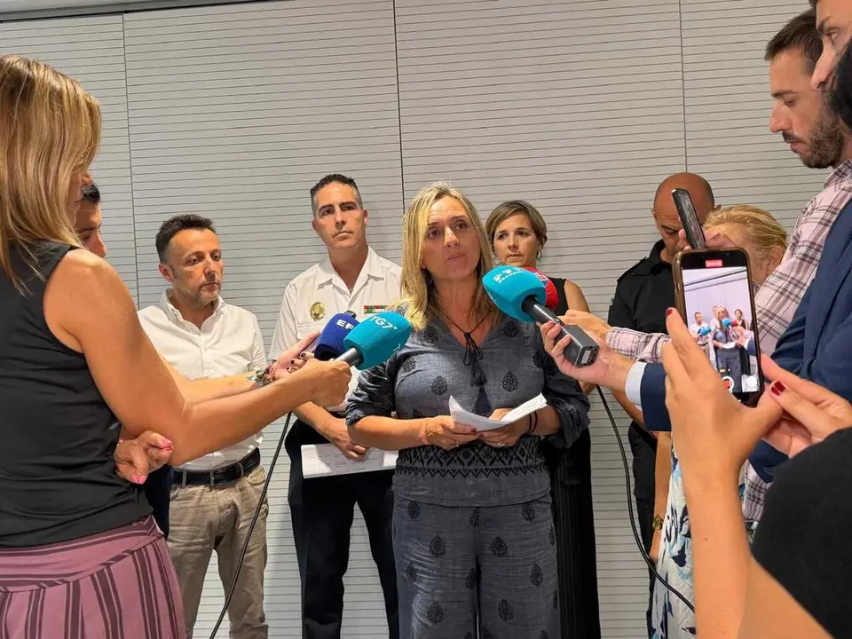La alcaldesa de Granada, Marifr&aacute;n Carazo, atiende a los medios de comunicaci&oacute;n para informar de la repercusi&oacute;n del terremoto de magnitud 5 de este s&aacute;bado que ha hecho temblar a la capital y su &aacute;rea metropolitana.