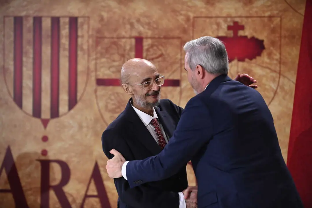 Archivo - El expresidente de Arag&oacute;n Javier Lamb&aacute;n (i) y el presidente del Gobierno de Arag&oacute;n, Jorge Azc&oacute;n (d), durante el acto de entrega del retrato de Javier Lamb&aacute;n, en la sala de la Corona del Edificio Pignatelli, a 10 de julio de 2025, en Zaragoza, Ar