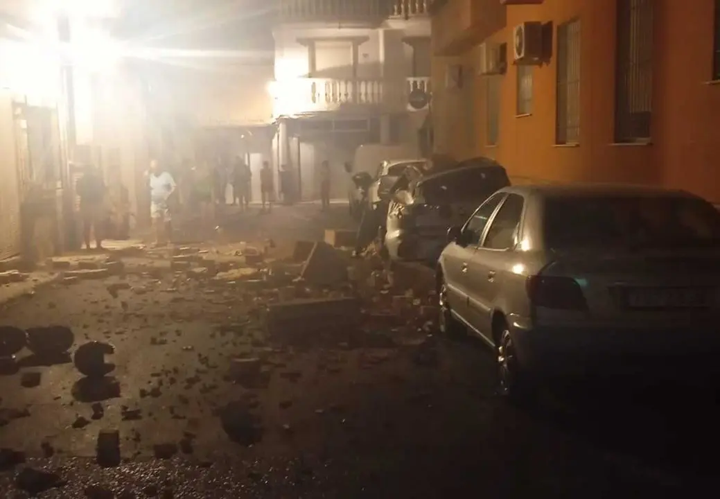 Veh&iacute;culos afectados por los desprendimientos desde edificios en la ciudad de Armilla con motivo del terremoto de la madrugada del s&aacute;bado 15 de agosto de 2026.