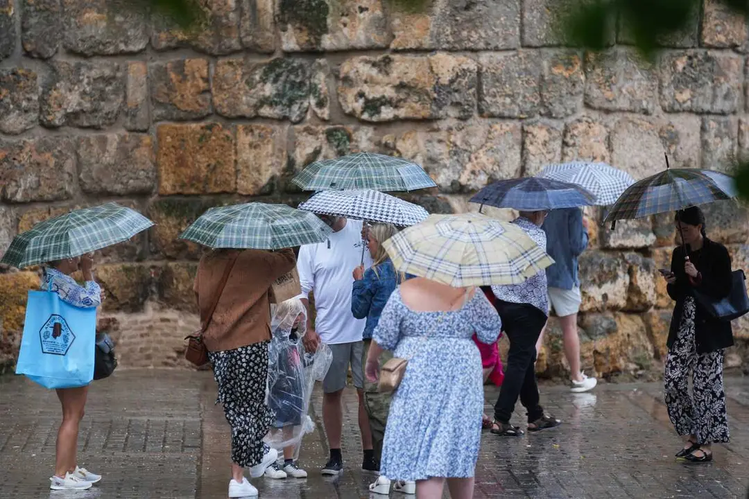 Archivo - Transe&uacute;ntes protegidos con paraguas durante las fuertes lluvias. A 19 de junio de 2024, en Sevilla (Andaluc&iacute;a, Espa&ntilde;a). Durante la jornada de hoy mi&eacute;rcoles algunas zonas de la provincia de Sevilla vivir&aacute; fuertes lluvias.