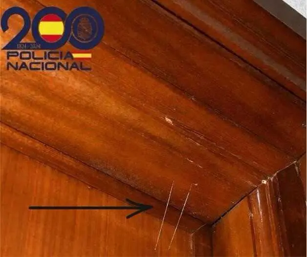 Tres detenidos y esclarecidos seis robos en viviendas tras marcar las puertas con hilos de pegamento.