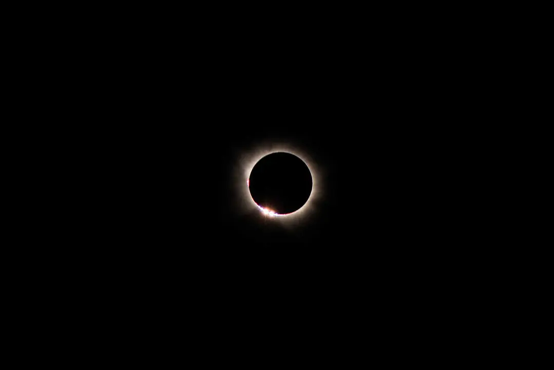 Vista durante el eclipse solar total de 2026, a 12 de agosto de 2026, en Madrid (Espa&ntilde;a). 