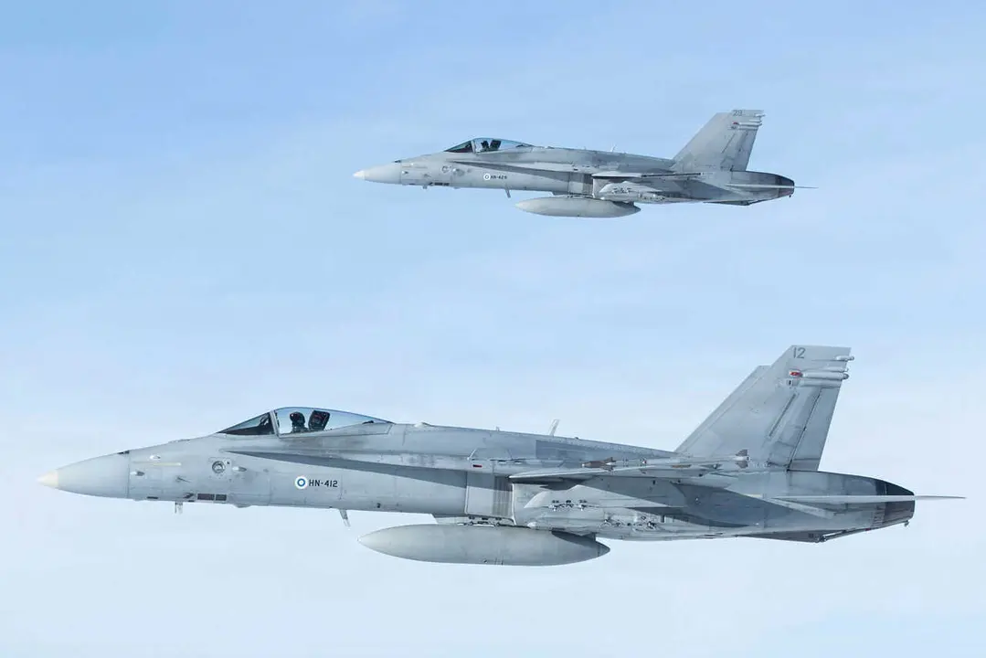 Archivo - Unos cazas F/A-18 Hornet de la Fuerza A&eacute;rea finlandesa se colocan junto a un avi&oacute;n KC-130J Super Hercules de la Fuerza A&eacute;rea de EE. UU. durante la operaci&oacute;n conjunta de entrenamiento 'Cold Response 26'