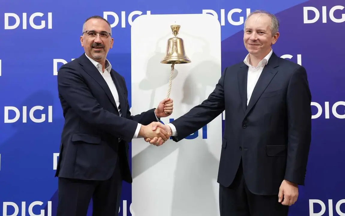 Archivo - El consejero delegado de DIGI, Marius Varzaru (i), durante la celebraci&oacute;n del tradicional acto del toque de campana con motivo del debut de la compa&ntilde;&iacute;a de telecomunicaciones Digi en la Bolsa espa&ntilde;ola, a 16 de julio de 2026, en Madrid (Espa&ntilde;a). E