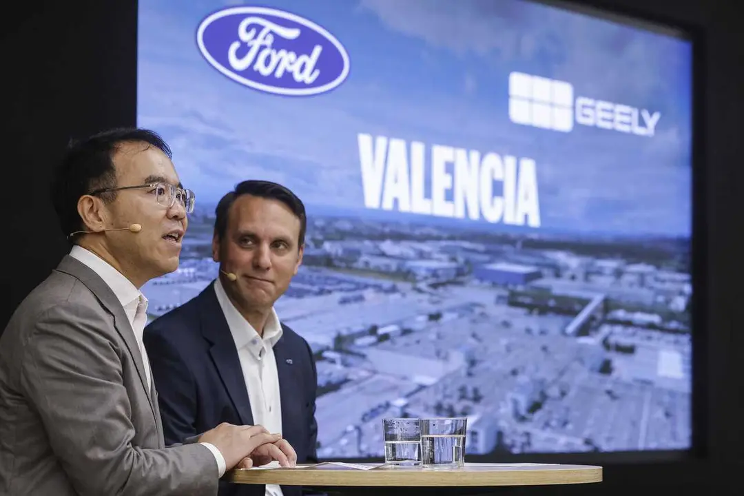 El vicepresidente de Geely Holding, Victor Yang (i), y el presidente de Ford Europa, Jim Baumbick (d), en una rueda de prensa previa a la visita institucional a la f&aacute;brica de Ford, a 23 de julio de 2026, en Almussafes, Valencia