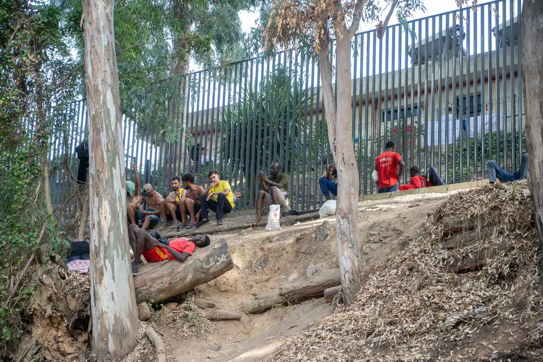 Varios migrantes, a 1 de agosto de 2026, en Ceuta (Espa&ntilde;a). 