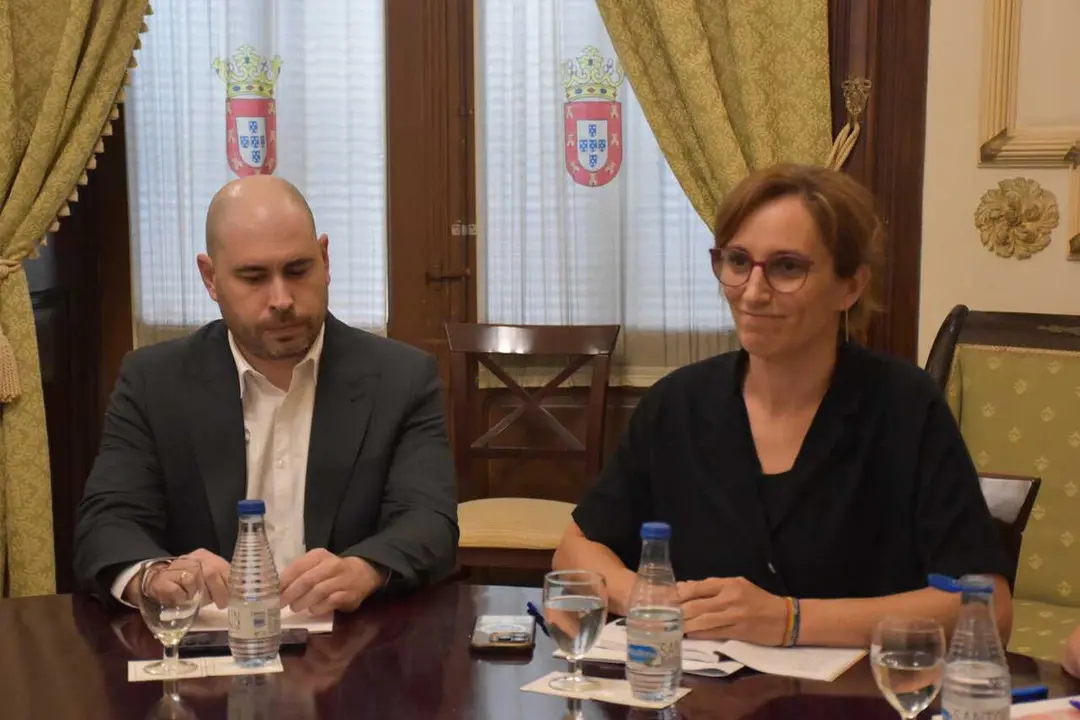 La ministra de Sanidad, M&oacute;nica Garc&iacute;a (d), acompa&ntilde;ada del delegado del Gobierno en Ceuta, Miguel &Aacute;ngel P&eacute;rez (i), es recibida por el presidente de Ceuta, a 16 de agosto de 2026, en Ceuta (Espa&ntilde;a). La ministra de Sanidad visita la Ciudad Aut&oacute;noma de Ceuta 
