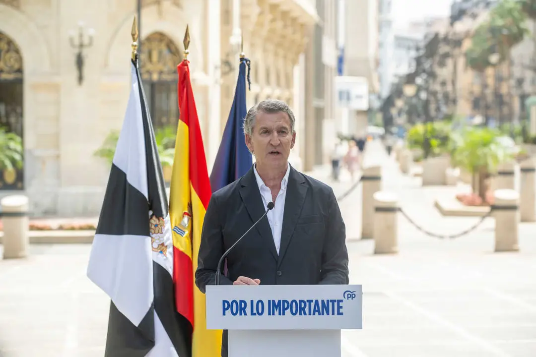 El presidente del Partido Popular, Alberto N&uacute;&ntilde;ez Feij&oacute;o, ofrece declaraciones a los medios, a 1 de agosto de 2026, en Ceuta (Espa&ntilde;a). Feij&oacute;o se ha reunido con el presidente de la ciudad aut&oacute;noma de Ceuta para analizar la crisis migratoria de los &uacute;ltimos d