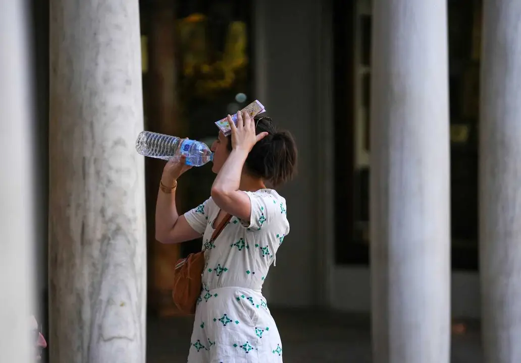 Archivo - Una mujer bebiendo agua. A 28 de mayo de 2025, en Sevilla (Andaluc&iacute;a, Espa&ntilde;a).