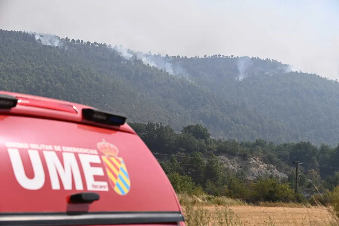 Columnas de humo durante las labores de extinci&oacute;n de un incendio forestal, a 14 de agosto de 2026, en Las Pe&ntilde;as de Riglos, Hoya de Huesca, Huesca, Arag&oacute;n (Espa&ntilde;a). El incendio declarado a las 12.37 de este lunes en las Pe&ntilde;as de Riglos (Huesca) ha calcinad