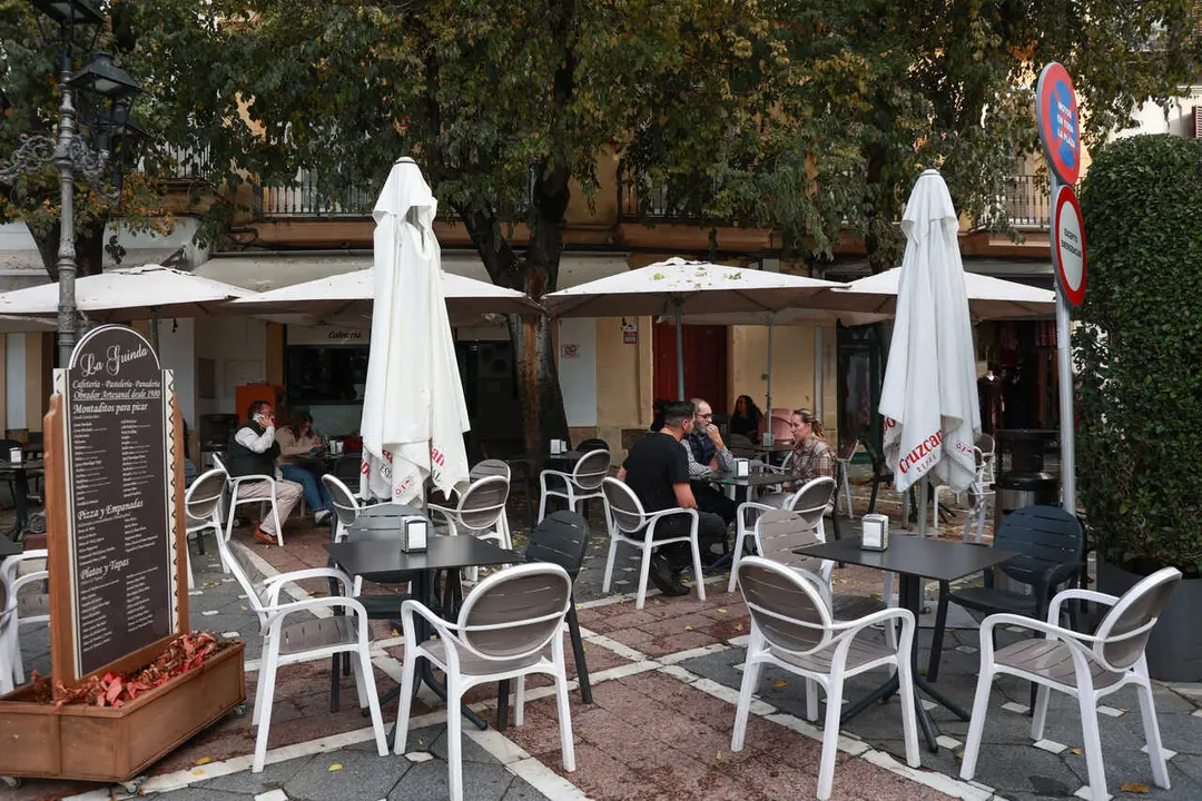 Archivo - Una terraza de un bar en una plaza de Jerez (C&aacute;diz)