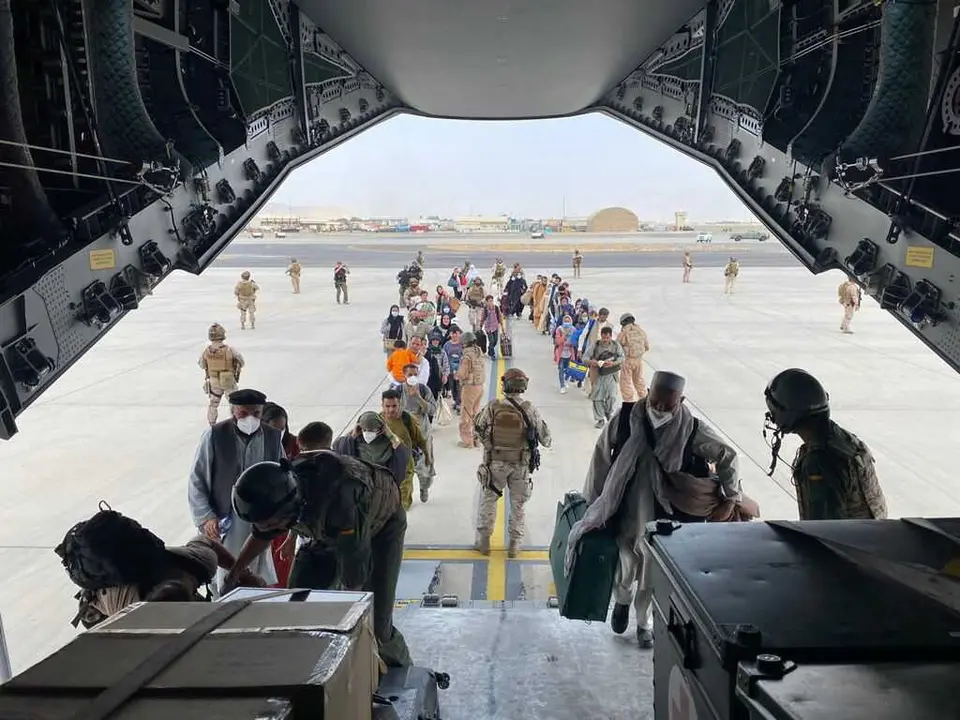 Archivo - Un grupo de repatriados espa&ntilde;oles sube al avi&oacute;n A400M enviado por el Gobierno de Espa&ntilde;a para evacuarlos de Kabul, a 18 de agosto de 2021, en Kabul, (Afganist&aacute;n). 