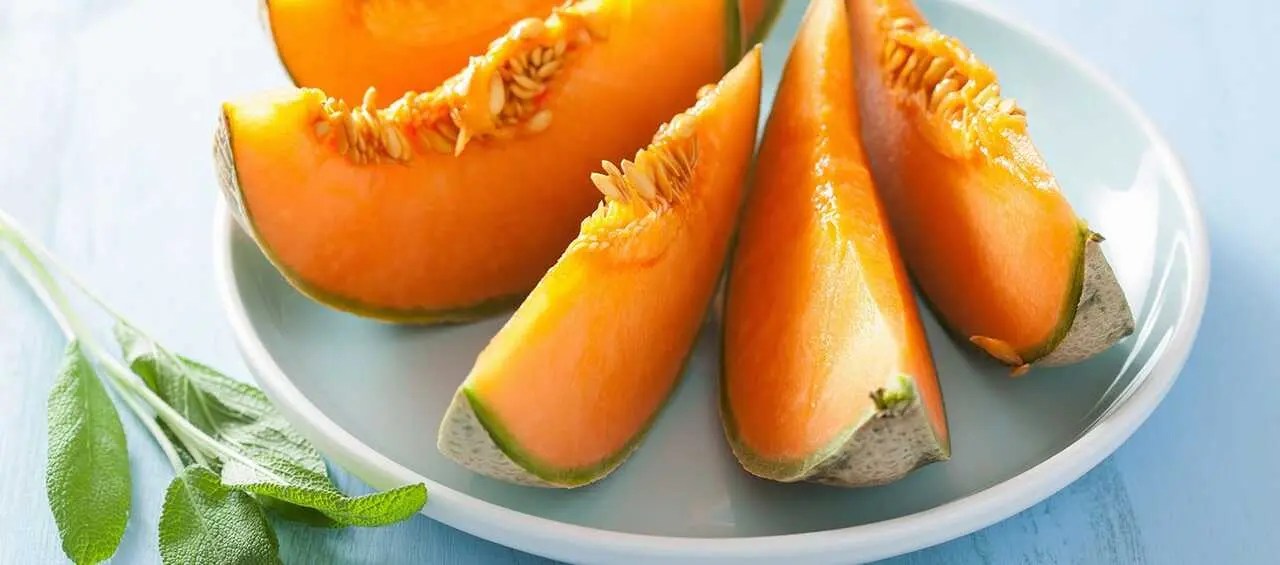 Tomate, calabac&iacute;n o pl&aacute;tano: alimentos para dormir mejor durante el verano