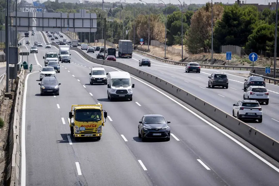 Numerosos veh&iacute;culos circulan por la A4, a 14 de agosto de 2026, en Madrid (Espa&ntilde;a).
