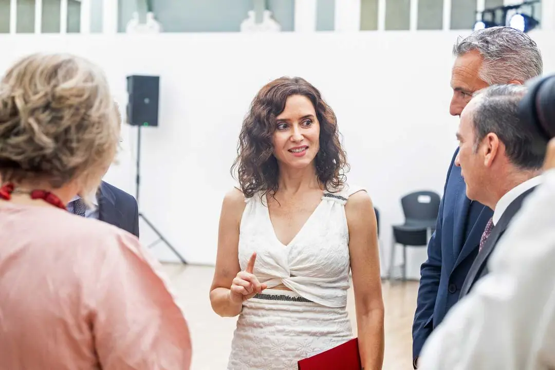 La presidenta de la Comunidad de Madrid, Isabel D&iacute;az Ayuso (c), tras el acto de entrega de las &lsquo;Palomas de Bronce de Bomberos de Madrid 2026&rsquo;, en el Centro Cultural Casa del Reloj, a 15 de agosto de 2026, en Madrid (Espa&ntilde;a). Coincidiendo con la festividad