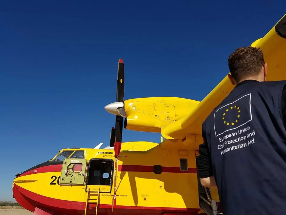 Un miembro del equipo de Protecci&oacute;n Civil y Ayuda Humanitaria de la Uni&oacute;n Europea observa un avi&oacute;n anfibio Bombardier CL-415 listo para una misi&oacute;n de extinci&oacute;n de incendios.