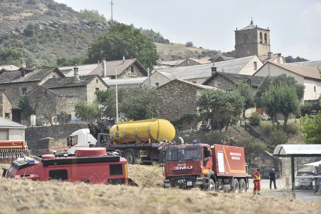 Bomberos de la UME durante las labores de extinci&oacute;n de un incendio forestal, en Atar&eacute;s, a 16 de agosto de 2026, en Las Pe&ntilde;as de Riglos, Huesca, Arag&oacute;n (Espa&ntilde;a). El operativo desplazado al incendio forestal de Las Pe&ntilde;as de Riglos (Huesca) alcanza este domi