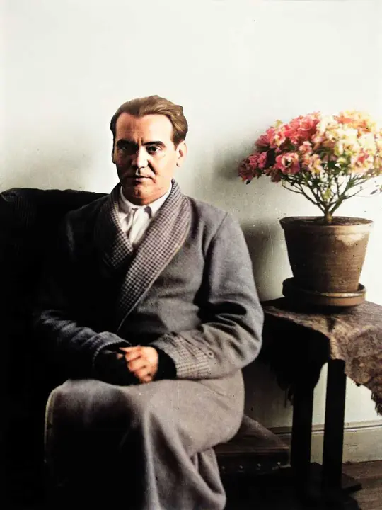 Archivo - &Uacute;ltima foto de Federico Garc&iacute;a Lorca, coloreada,  pocos d&iacute;as antes de ser asesinado, en la Huerta de San Vicente.