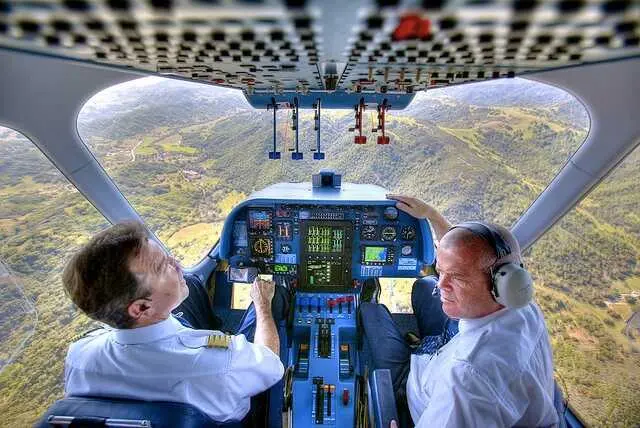 Archivo - Pilotos y auxiliares de vuelo tienen m&aacute;s riesgo de muerte por c&aacute;ncer relacionado con radiaci&oacute;n que otros profesionales 