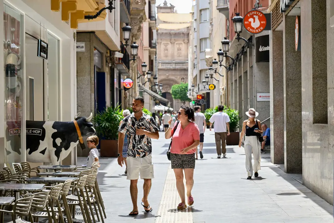 Murcia, 22 Jul. (EUROPA PRESS).- Varias personas se protegen del intenso calor con abanicos mientras un term&oacute;metro marca altas temperaturas en el centro de Murcia, este martes 22 de julio, durante un nuevo episodio de ola de calor que afecta a la Regi&oacute;n de Murcia. Foto: Kiko Asunci&oacute;n / Europa Press.