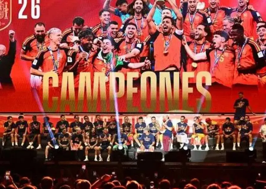 Atl&eacute;tico rinde homenaje a la Espa&ntilde;a campeona antes del duelo con M&aacute;laga