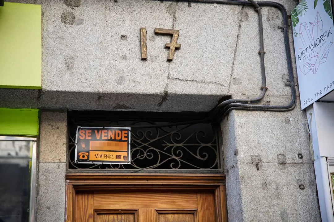 Archivo - Cartel de una vivienda en venta en el escaparate en el barrio de Almagro.