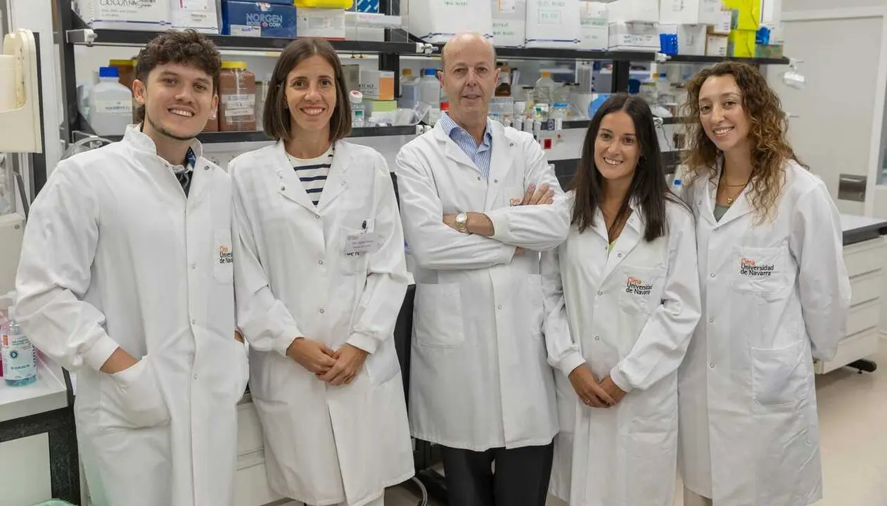 Miguel C&oacute;cera, Isabel Calvo, Felipe Pr&oacute;sper, Itziar Cenzano y Lorea Campos, del Grupo de Hematolog&iacute;a Traslacional del Cima Universidad de Navarra