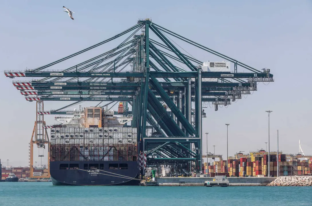 ROBER SOLSONA&hellip;20210406&hellip;.VALENCIA&hellip;&hellip;EL PUERTO DE VALENCIA HA RECIBIDO ESTE MARTES EL PRMER BARCO PROCEDENTE DEL CANAL DE SUEZ, TRAS DESENCALLAR EL BUQUE &ldquo;EVER GIVEN&rdquo; QUE BLOQUEABA EL TR&Aacute;FICO MAR&Iacute;TIMO