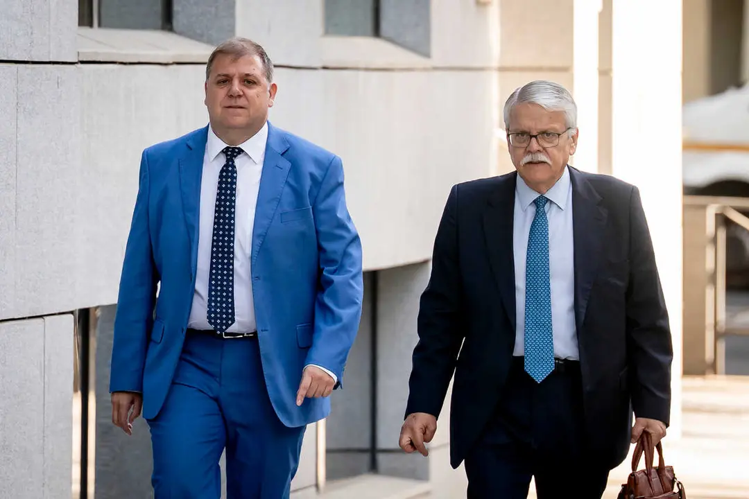 El expresidente de Correos y exjefe de gabinete de Pedro S&aacute;nchez en el PSOE, Juan Manuel Serrano (i), a su llegada a la Audiencia Nacional para verificar el volcado de su tel&eacute;fono m&oacute;vil en el marco de las investigaciones del 'caso Leire D&iacute;ez'.