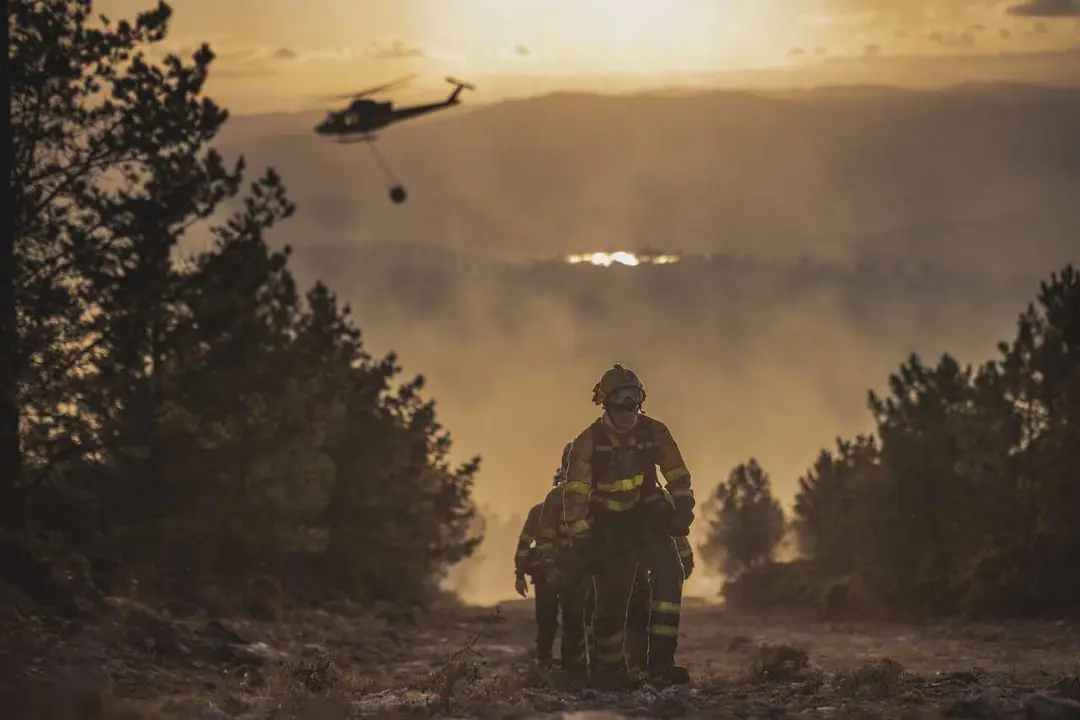 Varios bomberos trabajan en las labores de extinci&oacute;n, a 14 de agosto de 2026, en Lousame, A Coru&ntilde;a, Galicia (Espa&ntilde;a).