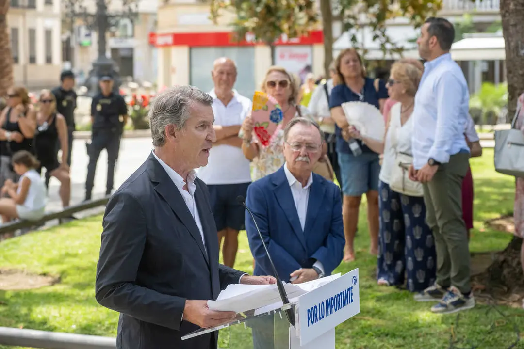 El presidente del Partido Popular, Alberto N&uacute;&ntilde;ez Feij&oacute;o (i), acompa&ntilde;ado del  presidente de la ciudad aut&oacute;noma de Ceuta, Juan Jes&uacute;s Vivas (d), el pasado 1 de agosto