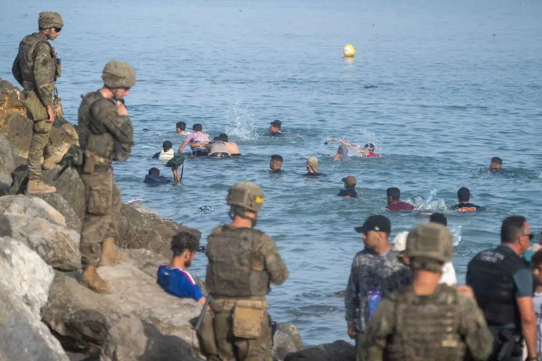 Militares en la playa de Ceuta durante las llegadas de los d&iacute;as 30 y 31 de julio