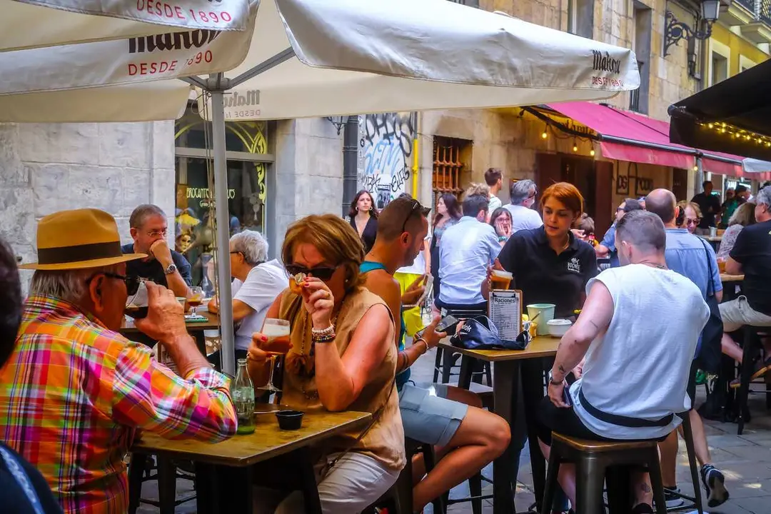 Archivo - Varias personas en una terraza de un bar en Santander
